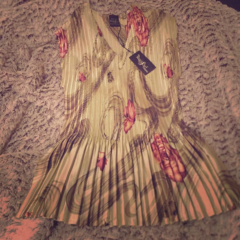 Mini Pleats Magic Scarf Green floral blouse